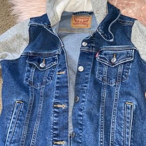Levis denim jacket ! Never worn Size M !